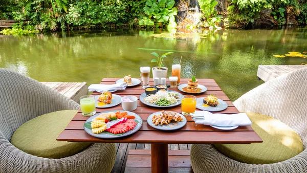 Açık Hava Restoranındaki Masada Renkli Bir Tropikal Kahvaltı Tropikal Oteldeki — Stok fotoğraf