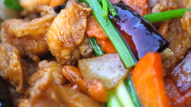 伝統的なタイ料理やアジア料理 野菜とチリで甘く酸味のある炒め鶏を攪拌 カフェでランチやディナーに新鮮なおいしい食べ物 タイ旅行 — ストック動画