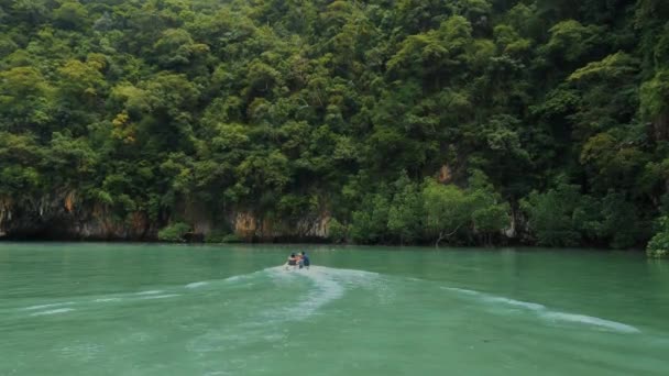 ターコイズブルーの水と緑の熱帯の崖とパラダイスラグーンで海の旅 美しい湾を航海する観光客とボート タイの自然と夏の休暇をお楽しみください — ストック動画