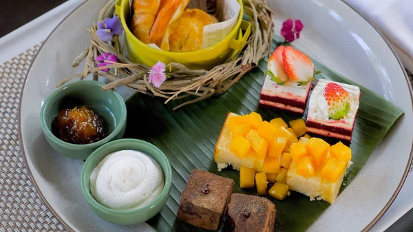 Delicious Sweet Food Banana Leaf Assortment Cakes Fruits Berries Plate — Stock Photo, Image