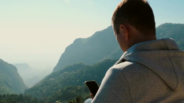 Homem Viajante Blogueiro Viagens Com Telefone Celular Durante Uma Viagem — Vídeo de Stock