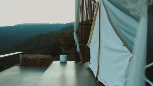 Namiot Kempingowy Polu Namiotowym Górach Zmierzchu Pod Zachodem Słońca Aktywny — Wideo stockowe