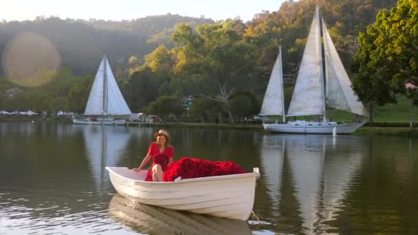 Mulher Vestido Vermelho Navegando Barco Madeira Contra Pôr Sol Topo — Vídeo de Stock