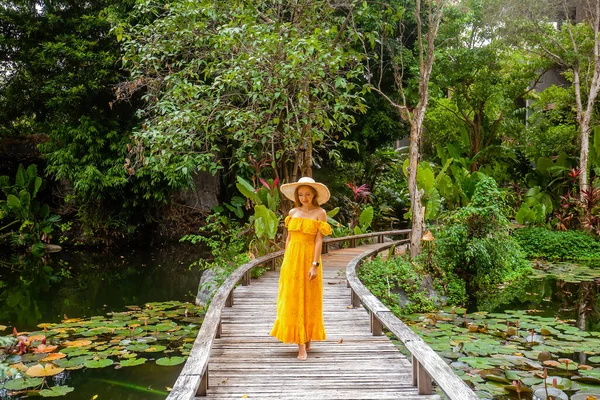 Щаслива Жінка Жовтій Сукні Насолоджується Літніми Канікулами Курорті Жінка Мандрівник — стокове фото