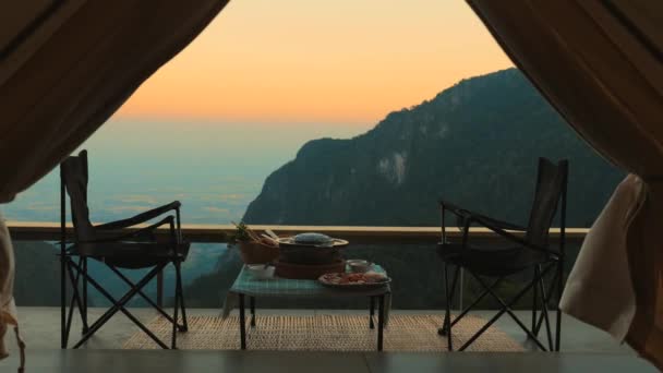 Widok Namiotu Wspaniały Zachód Słońca Górach Camping Kanionie Krzesła Stół — Wideo stockowe