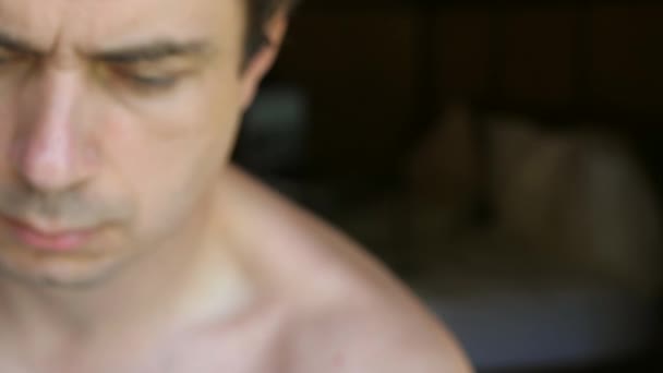 Triste Hombre Infeliz Mostrando Dolorosa Mano Con Los Dedos Lesionados — Vídeo de stock
