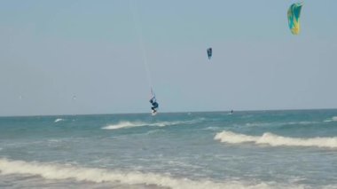 Uçurtma geliyor. Sıcak ve güneşli bir günde serbest uçurtma. Aktif ekstrem su sporu. Uçurtma sörfü ya da mavi deniz suyunda rüzgar sörfü. 