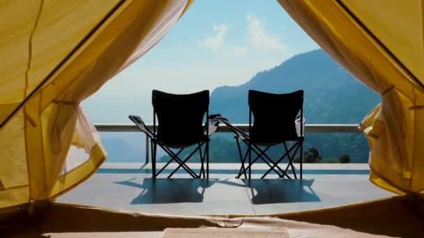 Dağlarda Güneşli Bir Gün Terastaki Katlanabilir Iki Sandalyede Kamp Çadırından — Stok video