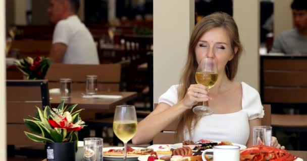 Молода Жінка Розкішному Ресторані Шампанське Їсть Свіжі Смачні Страви Морепродукти — стокове відео