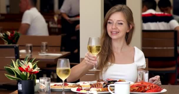 Fine Dining Food Young Smiling Woman Luxury Restaurant Drinking Champagne — Wideo stockowe