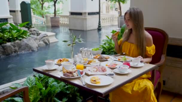Elegant Woman Enjoying Fine Dining Experience Luxury Restaurant Dressed Sophisticated — Vídeo de Stock