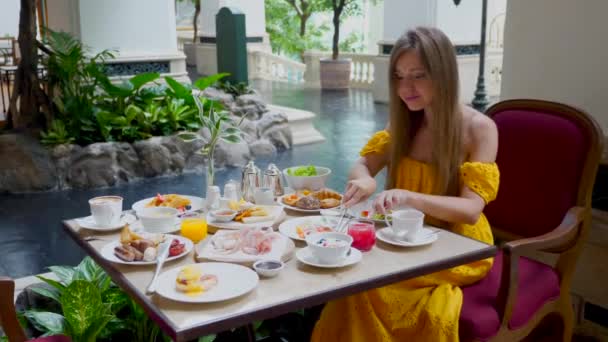 Woman Enjoying Breakfast Meal Luxury Restaurant Modern Resort Hotel Surrounded — Vídeo de Stock