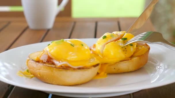 Eggs Benedict Dish Hollandaise Sauce Cutting Fork Knife Outdoor Restaurant — Vídeos de Stock