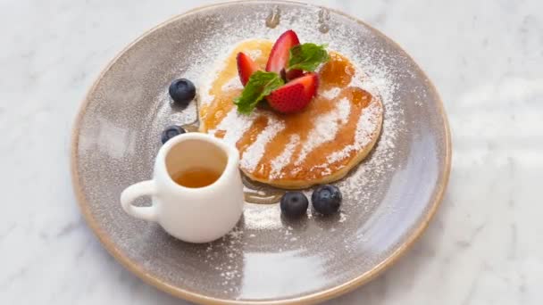 Fluffy Buttermilk Pancake Topped Fresh Berries Drizzled Maple Syrup Jar — Vídeo de Stock