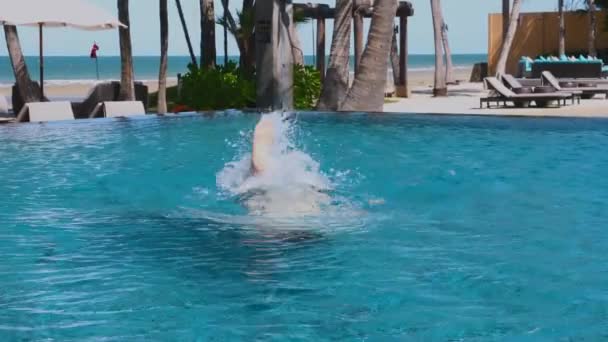Man Splashes Luxurious Hotel Pool Enjoying Vacation Tropical Destination Tourism — Vídeo de Stock