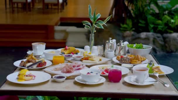 Hotel Reggeli Beállítás Kávé Friss Narancslé Tojás Asztalon Luxus Étteremben — Stock videók
