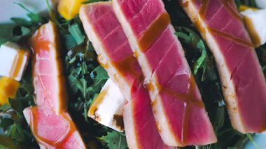 Peynirli ton balığı salatası, çiğ deniz ürünleri ve sebze. Lezzetli ve besleyici bir yemek. Keto ya da paleo diyetleri için mükemmel. Kapat..