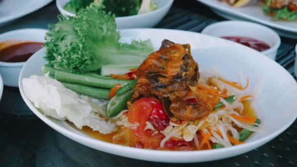 Autentyczne Tajskie Jedzenie Zieloną Sałatką Papai Smażonym Krabem Zieloną Fasolą — Wideo stockowe