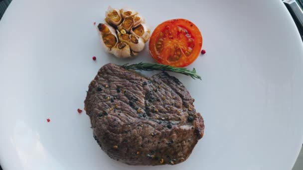 Grilled Sirloin Steak Rosemary Garlic Tomato Black Pepper White Plate — 图库视频影像