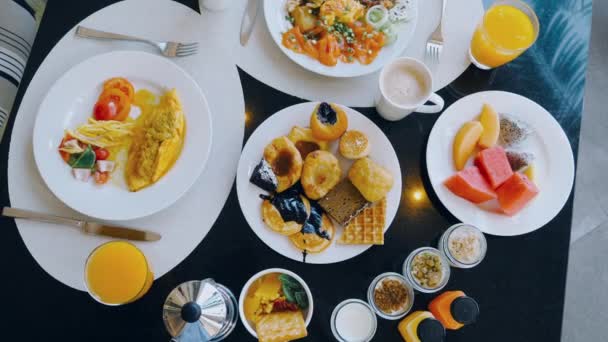 宾馆早餐自助餐 食物种类繁多 热带早餐的头像 新鲜的糕点 果汁和咖啡放在桌上 五彩斑斓的热带水果和茶 — 图库视频影像