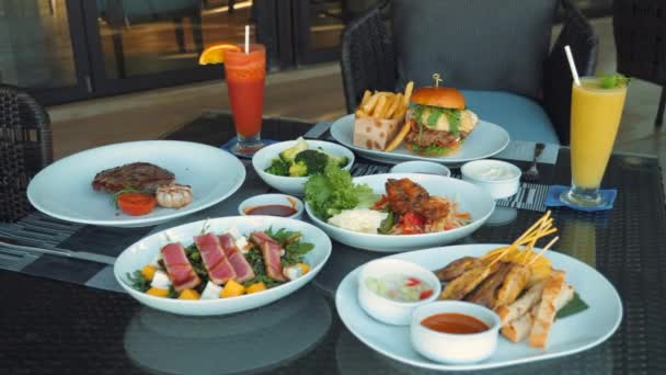 Lunch Dinner Luxury Tropical Restaurant Meat Steak Beef Burger Fish — Stockvideo