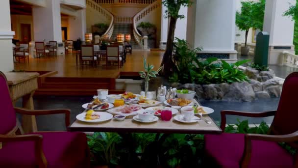 Lüks Otel Odası Kahvaltısı Kahve Taze Meyve Suyu Masada Yumurtalarla — Stok video