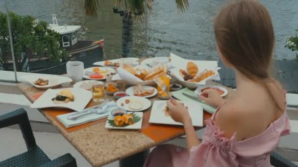 Žena Snídani Venkovní Restauraci Výhledem Řeku Zadní Pohled Ženské Vlivnější — Stock video