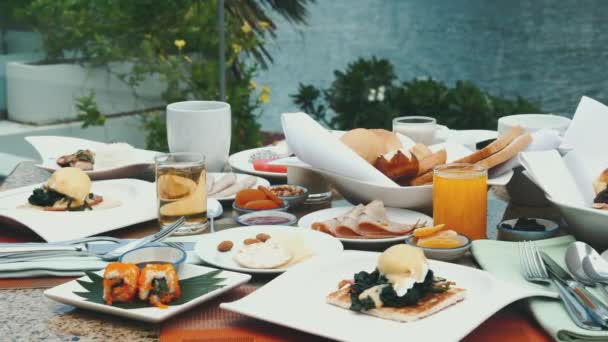 Luxe Outdoor Restaurant Overlooking River Breakfast Buffet Boats Background Ham — Stockvideo
