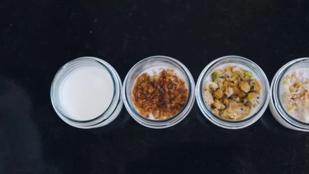 Assortimento Sapori Yogurt Serviti Barattoli Tra Cui Yogurt Greco Con — Video Stock