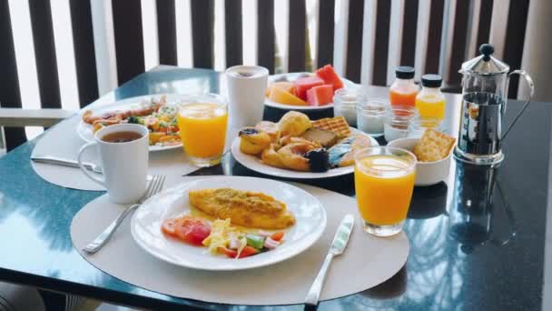 Frühstücksbuffet Luxushotel Omelette Und Frische Desserts Brötchen Croissant Esstisch Mit — Stockvideo