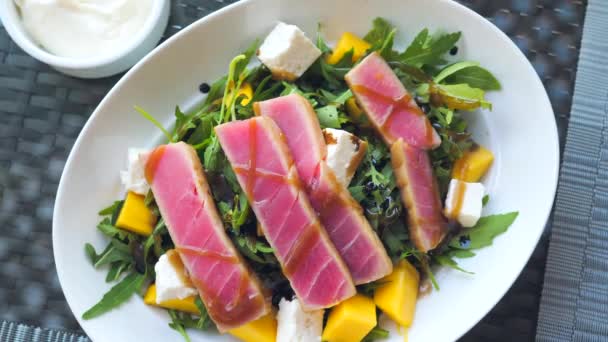 Çiğ Ton Balıklı Sashimi Salatası Taze Meyve Peynir Roka Karışımı — Stok video