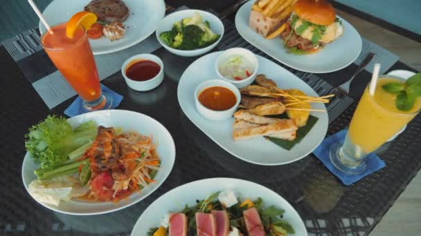 Luxurious Lunch Dinner Restaurant Beef Salad Burger Veggies Fresh Juices — Stockvideo