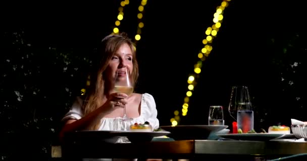 Mulher Desfrutando Champanhe Jantar Restaurante Luxuoso Luxo Mulher Vestido Elegante — Vídeo de Stock