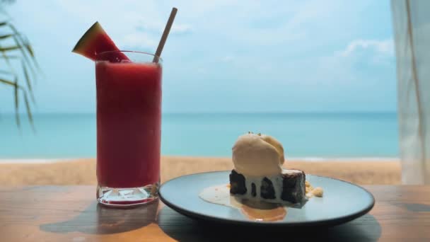 Wassermelonengetränk Und Eiskuchen Auf Dem Strandtisch Mit Meerblick Erfrischendes Sommergetränk — Stockvideo