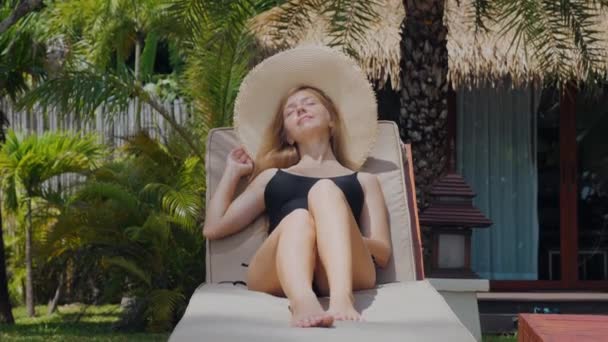 Beautiful Travel Girl Straw Hat Enjoying Sunbath Beach Resort Young — Vídeo de Stock