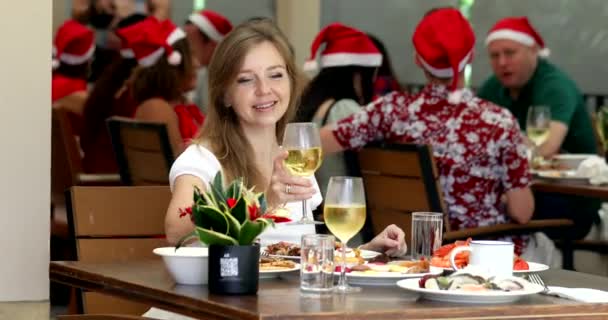 Luxury Restaurant Modern Hotel Resort Christmas Brunch Lunch Young Woman — Vídeo de Stock