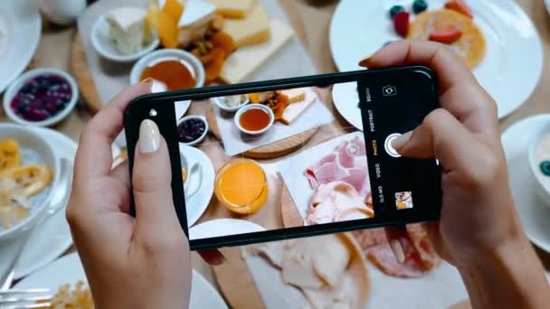 Influencer Blogger Female Shooting Her Breakfast Experience Phone Camera Close — Vídeos de Stock