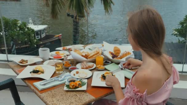 Female Traveler Enjoying Breakfast View River Sailing Boats Background Perfect — Vídeo de Stock