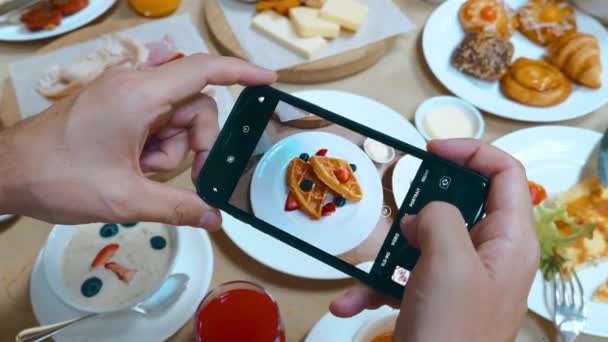 Man Influencer Blogger Captures His Breakfast Smartphone Camera Restaurant Close — Wideo stockowe