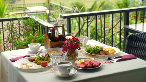 アボカド 果物を使った新鮮で自家製の朝食 裏庭での健康的な活気ある食べ物 背景に美しい緑の谷と完璧な夏の朝食 — ストック動画