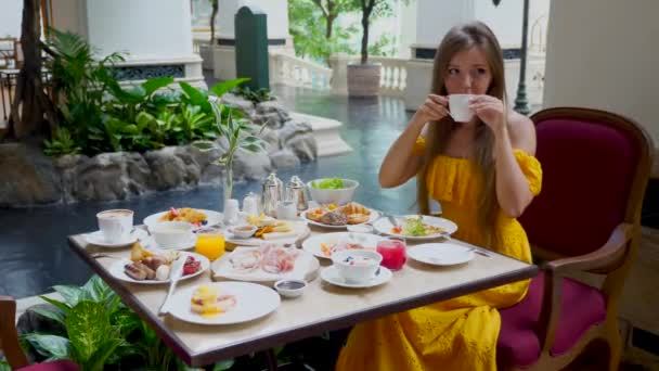 Žena Večeří Snídani Luxusním Hotelu Croissanty Párky Čerstvé Šťávy Dobré — Stock video