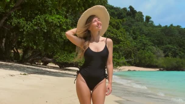 Turista Femenina Relajada Caminando Por Playa Con Aguas Turquesas Cámara — Vídeo de stock