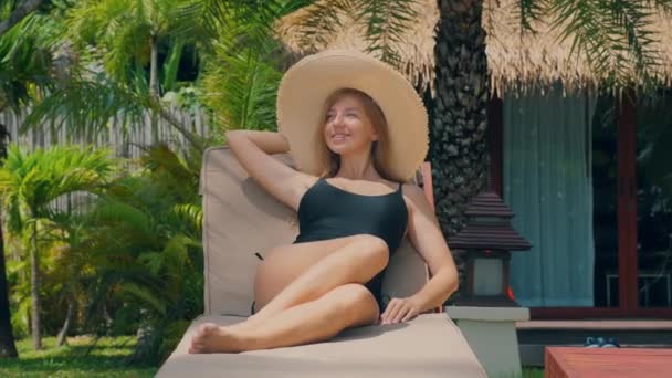 Красива Дівчина Солом Яним Капелюхом Насолоджується Сонячною Ванною Пляжному Курорті — стокове відео