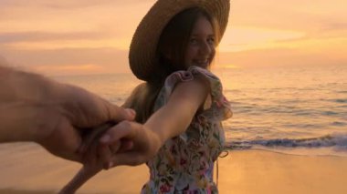 Yaz tatilinde gülümseyen kadın portresi, deniz kıyısında eğlence. El sallayan elbiseli bir kadın tatilde eğleniyor, seyahat ediyor ve macera dolu bir hayat sürüyor..