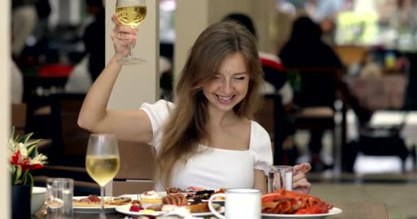 Luksusowy Brunch Lub Lunch Nowoczesnym Hotelu Lub Kurorcie Młodą Kobietą — Wideo stockowe
