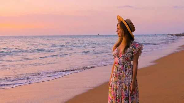 Kobieta Sukience Stoi Złotej Plaży Przy Różowym Zachodzie Słońca Cieszyć — Zdjęcie stockowe