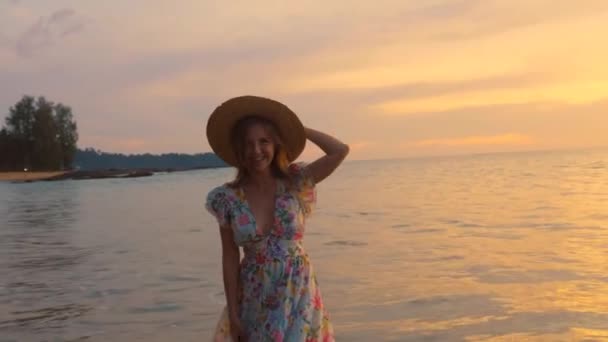 Una Viajera Captura Esencia Vida Libertad Disfrute Una Playa Tropical — Vídeo de stock