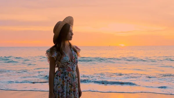 Kobieta Sukience Stoi Plaży Ogląda Zachód Słońca Szczęście Wolności Wakacjach — Zdjęcie stockowe