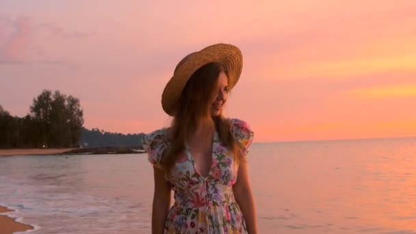 Saman Şapkalı Mutlu Kızın Altın Saatinde Deniz Sahilinde Yürüyüşünü Gösteren — Stok video