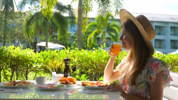 Ung Leende Kvinna Sommarklänning Sitter Solkysst Restaurang Och Njuter Thailands — Stockvideo